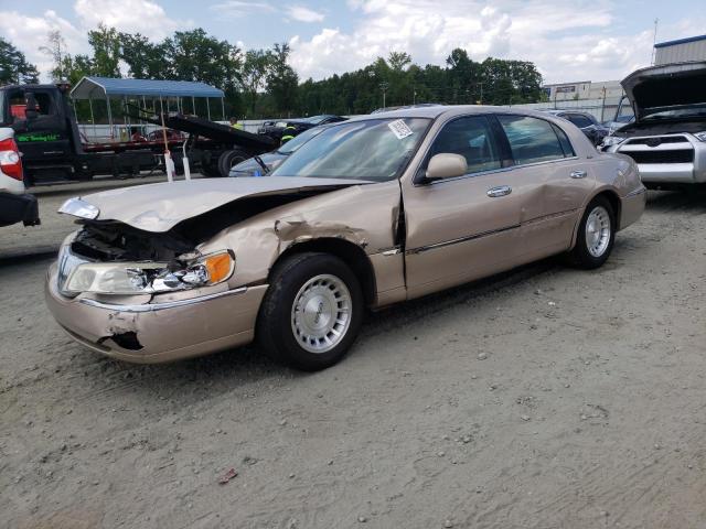 1LNFM81W1WY728190 - 1998 LINCOLN TOWN CAR EXECUTIVE GOLD photo 1