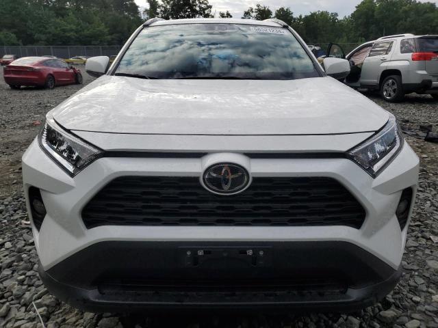 2T3P1RFV5MC209353 - 2021 TOYOTA RAV4 XLE WHITE photo 5