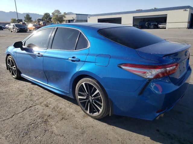 4T1B61HK8JU120928 - 2018 TOYOTA CAMRY XSE BLUE photo 2