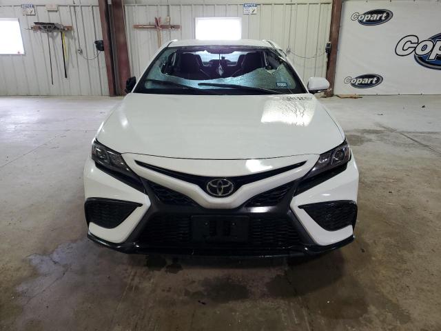 4T1G11AKXPU824507 - 2023 TOYOTA CAMRY SE NIGHT SHADE WHITE photo 5