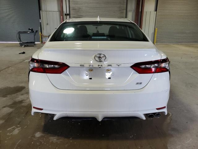 4T1G11AKXPU824507 - 2023 TOYOTA CAMRY SE NIGHT SHADE WHITE photo 6