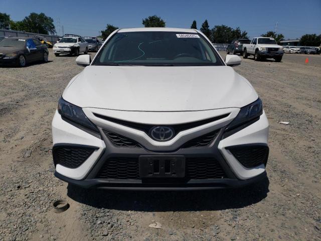 4T1G11AK9RU840605 - 2024 TOYOTA CAMRY SE NIGHT SHADE WHITE photo 5