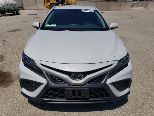 4T1G11AK1PU180184 - 2023 TOYOTA CAMRY SE NIGHT SHADE SILVER photo 5