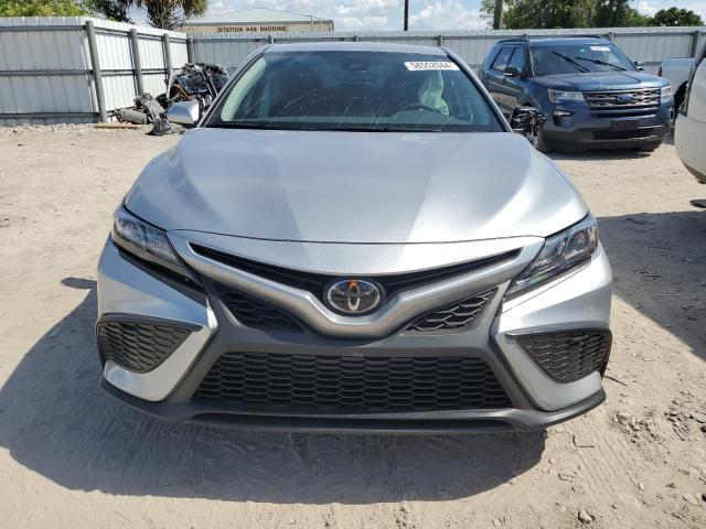 4T1T11AK0RU900480 - 2024 TOYOTA CAMRY SE NIGHT SHADE SILVER photo 5