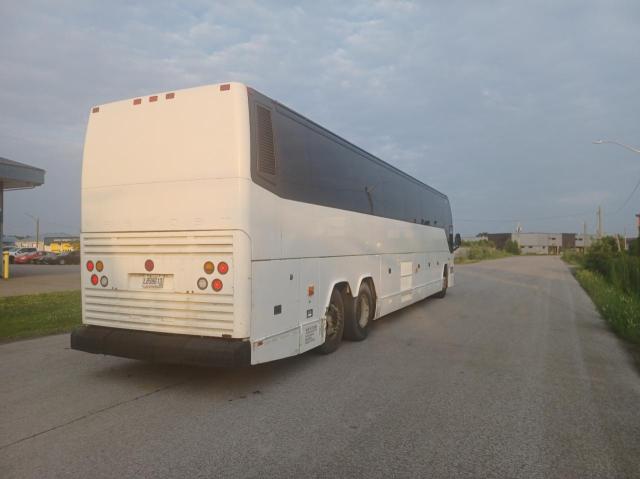 2PCH3349XY1013648 - 2000 PREVOST BUS WHITE photo 4