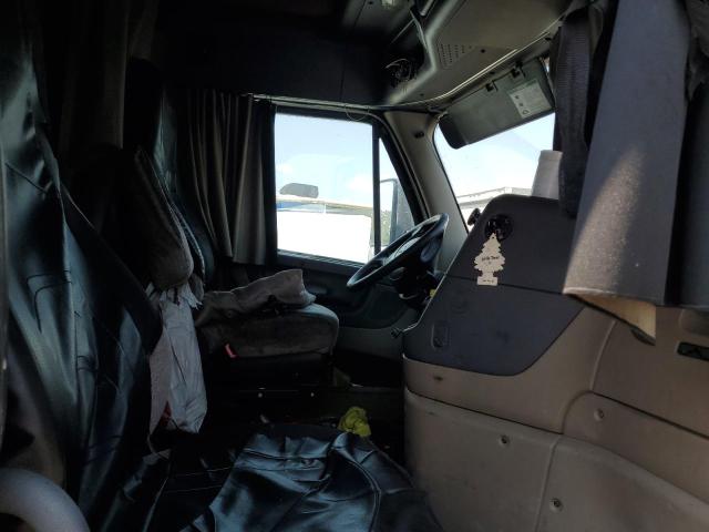 1FUJGLD55GLGV0258 - 2016 FREIGHTLINER CASCADIA 1 WHITE photo 5