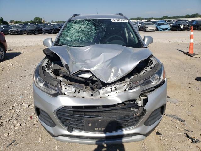 KL7CJLSB4JB633839 - 2018 CHEVROLET TRAX 1LT SILVER photo 5