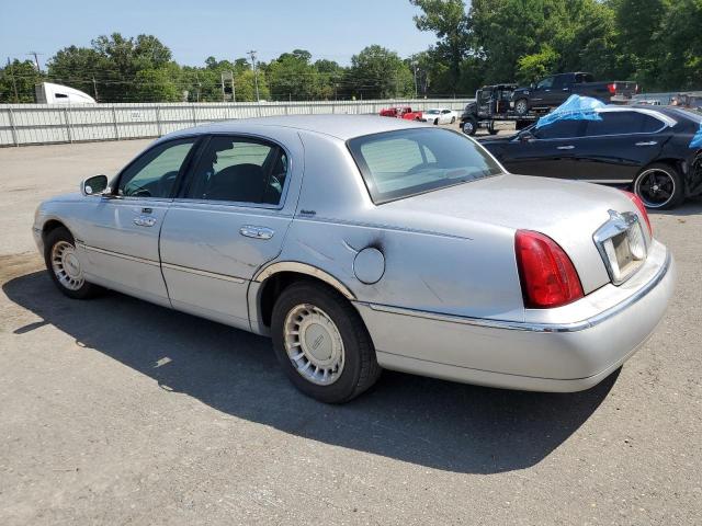 1LNHM81W11Y661611 - 2001 LINCOLN TOWN CAR EXECUTIVE SILVER photo 2