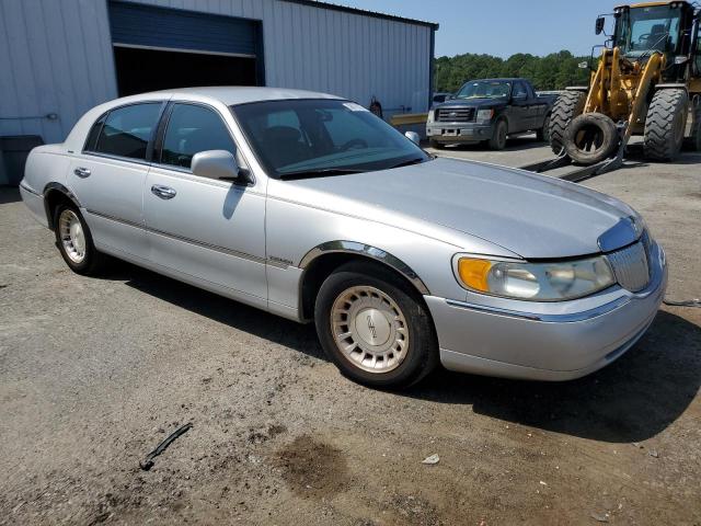 1LNHM81W11Y661611 - 2001 LINCOLN TOWN CAR EXECUTIVE SILVER photo 4