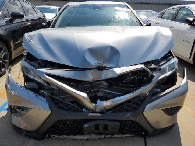 4T1B11HKXJU616599 - 2018 TOYOTA CAMRY L SILVER photo 5