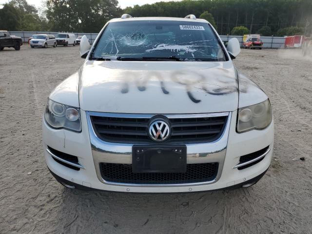 WVGBE77L28D002884 - 2008 VOLKSWAGEN TOUAREG 2 V6 WHITE photo 5