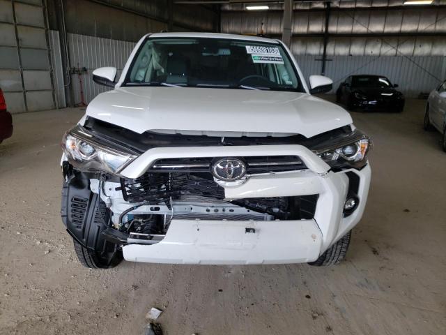 JTEMU5JR4P6153175 - 2023 TOYOTA 4RUNNER SE WHITE photo 5