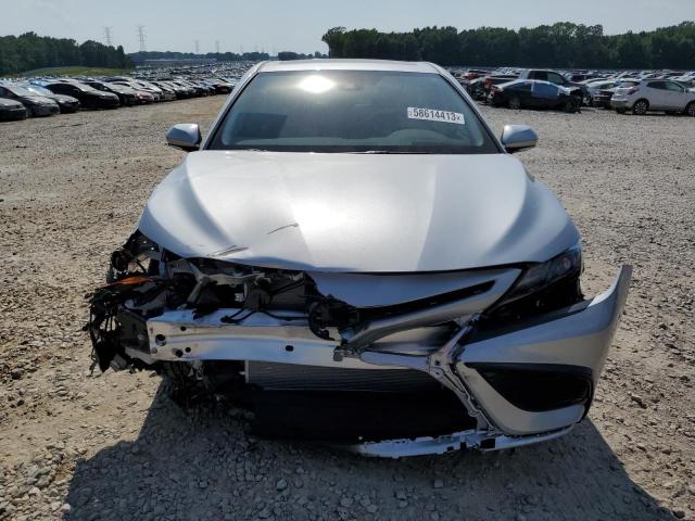4T1T11AK1PU825432 - 2023 TOYOTA CAMRY SE NIGHT SHADE SILVER photo 5
