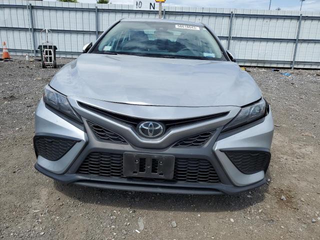 4T1G11AK5PU744810 - 2023 TOYOTA CAMRY SE NIGHT SHADE SILVER photo 5