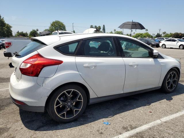 1FAHP3K26CL477362 - 2012 FORD FOCUS SE WHITE photo 3