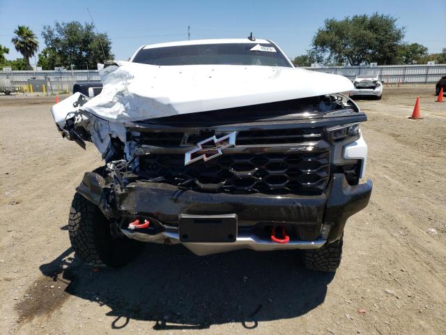 3GCUDHEL1NG594110 - 2022 CHEVROLET SILVERADO K1500 ZR2 WHITE photo 5