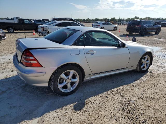 WDBKK65F11F235622 - 2001 MERCEDES-BENZ SLK 320 SILVER photo 3