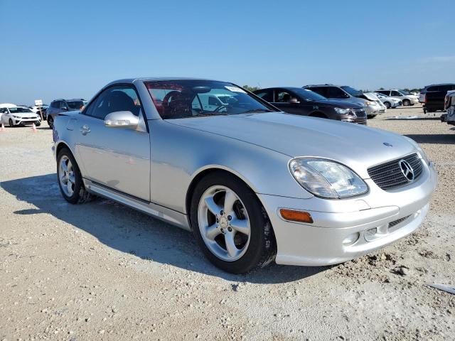 WDBKK65F11F235622 - 2001 MERCEDES-BENZ SLK 320 SILVER photo 4