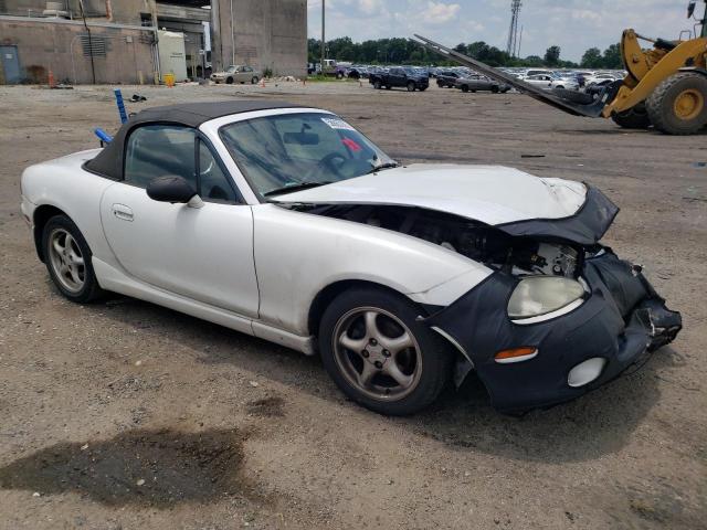 JM1NB353920220809 - 2002 MAZDA MX-5 MIATA BASE WHITE photo 4