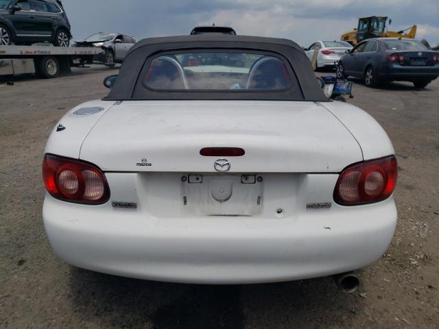 JM1NB353920220809 - 2002 MAZDA MX-5 MIATA BASE WHITE photo 6