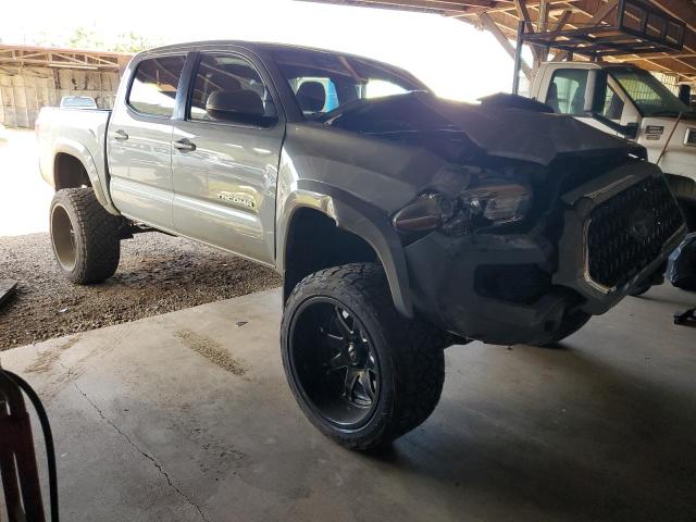 3TMAZ5CN9JM060615 - 2018 TOYOTA TACOMA DOUBLE CAB Szary zdjęcie 4