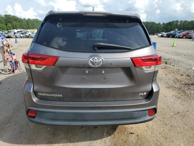 5TDKZRFH7HS525940 - 2017 TOYOTA HIGHLANDER SE GRAY photo 6