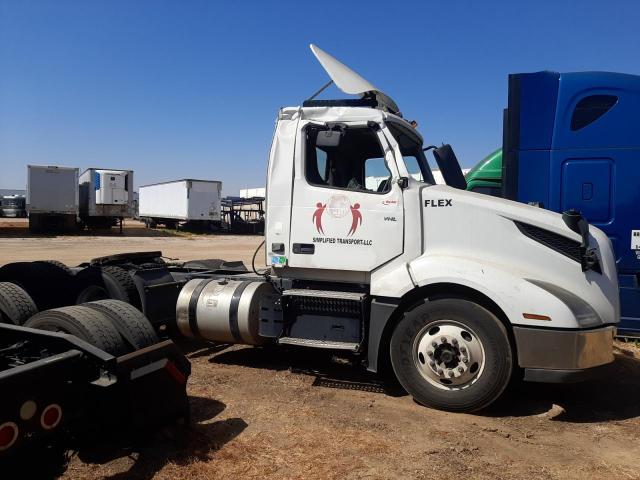 4V4NC9TG4KN212503 - 2019 VOLVO VN VNL WHITE photo 1