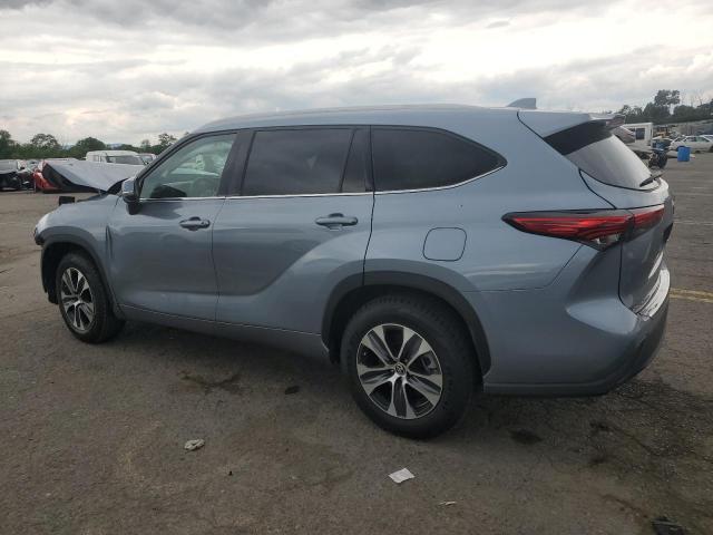 5TDGZRAH5NS125772 - 2022 TOYOTA HIGHLANDER XLE BLUE photo 2