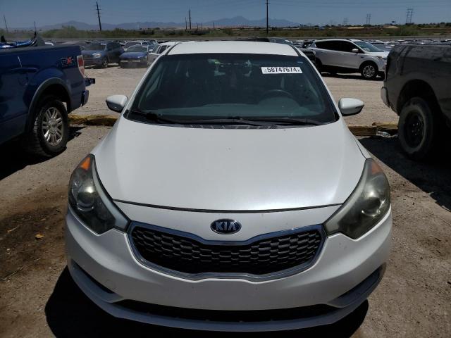 KNAFX4A68F5344300 - 2015 KIA FORTE LX WHITE photo 5