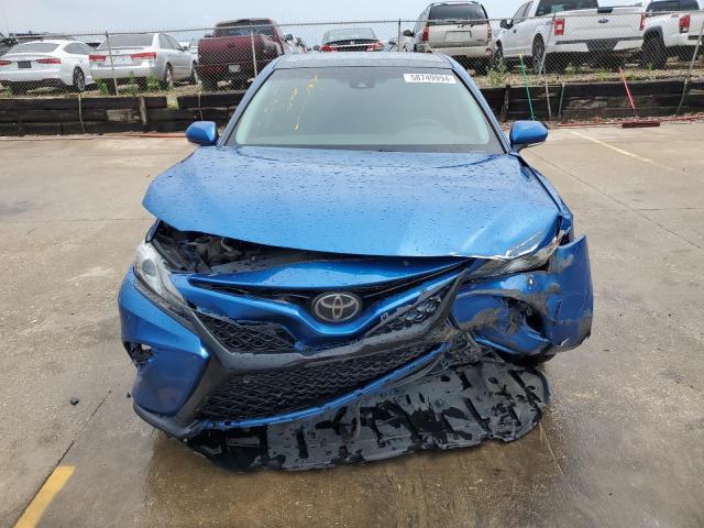 4T1B61HK8JU088286 - 2018 TOYOTA CAMRY XSE BLUE photo 5