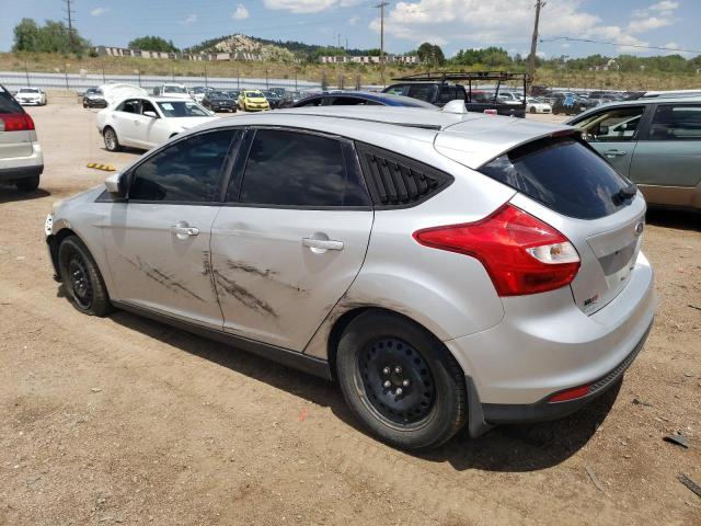 1FAHP3K2XCL313418 - 2012 FORD FOCUS SE SILVER photo 2