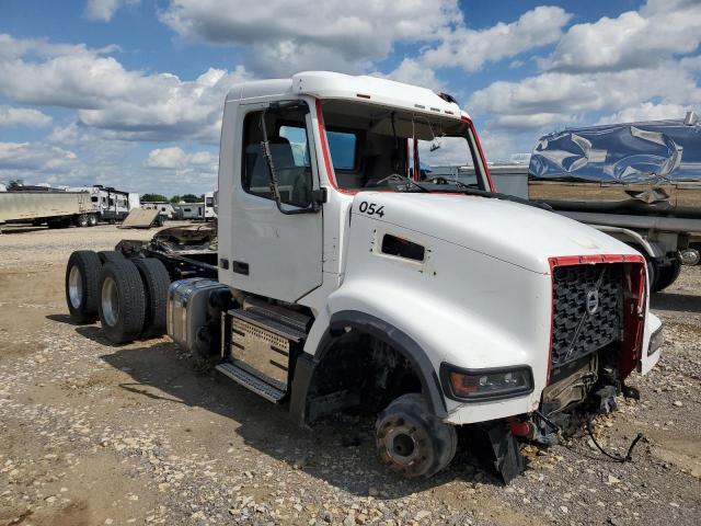 2023 VOLVO VHD, 