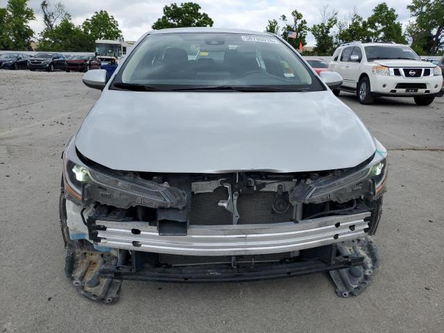 5YFEPMAE2NP311011 - 2022 TOYOTA COROLLA LE Gümüş foto 5