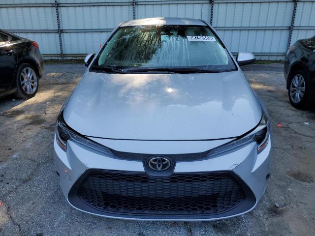 5YFEPMAE5NP374796 - 2022 TOYOTA COROLLA LE SILVER photo 5