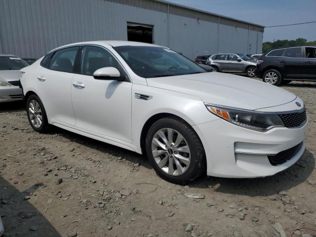 5XXGU4L31JG187359 - 2018 KIA OPTIMA EX WHITE photo 4