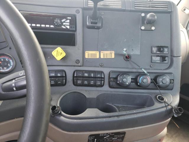 1FUBGBDVXJLJL8434 - 2018 FREIGHTLINER CASCADIA 1 Beyaz fotoğraf 9