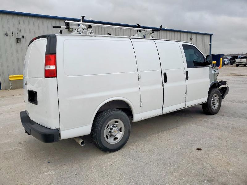 1GCWGAFP3R1256690 - 2024 CHEVROLET EXPRESS G2 WHITE photo 3