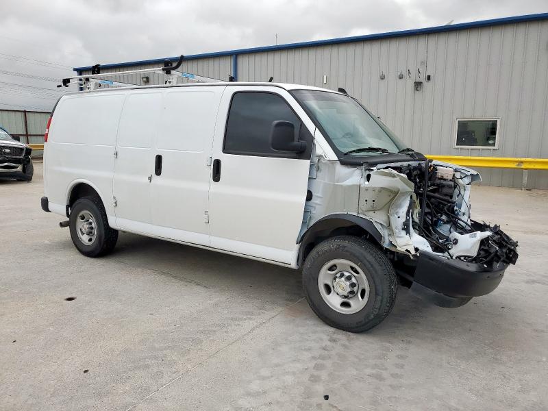 1GCWGAFP3R1256690 - 2024 CHEVROLET EXPRESS G2 WHITE photo 4