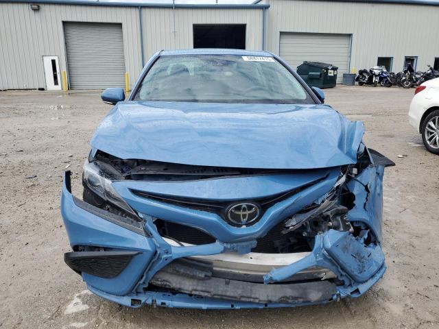 4T1G11AK1PU101550 - 2023 TOYOTA CAMRY SE NIGHT SHADE BLUE photo 5