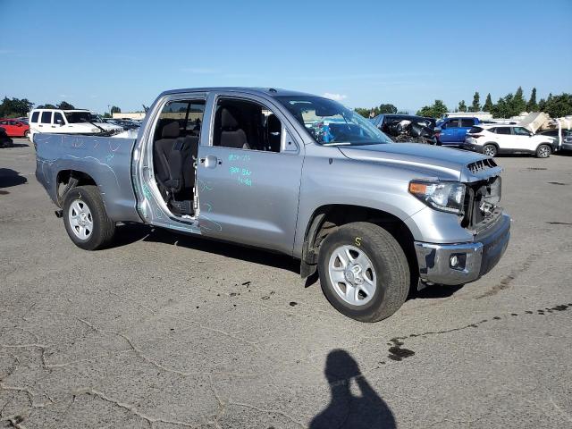 5TFUM5F14JX077370 - 2018 TOYOTA TUNDRA DOUBLE CAB SR/SR5 SILVER photo 4