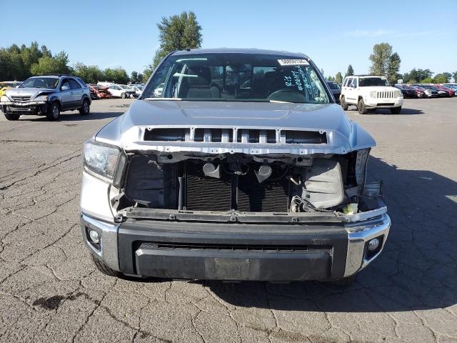 5TFUM5F14JX077370 - 2018 TOYOTA TUNDRA DOUBLE CAB SR/SR5 SILVER photo 5