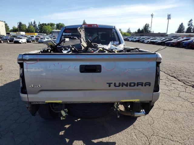 5TFUM5F14JX077370 - 2018 TOYOTA TUNDRA DOUBLE CAB SR/SR5 SILVER photo 6