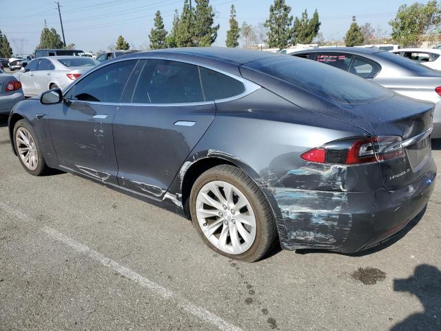 5YJSA1E26JF261898 - 2018 TESLA MODEL S ნაცრისფერი ფოტო 2