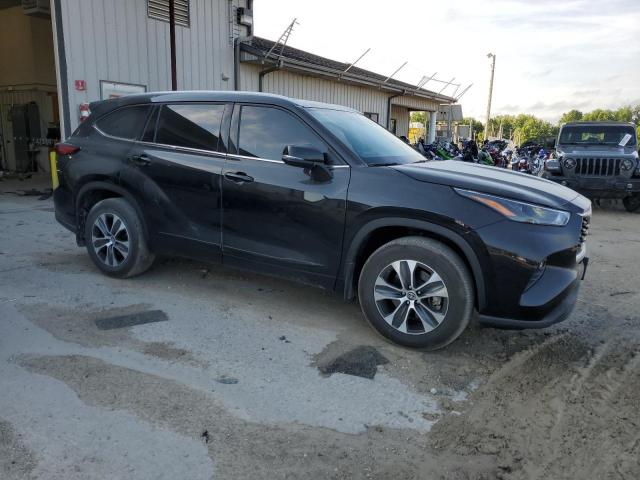 5TDGZRBH7NS595140 - 2022 TOYOTA HIGHLANDER XLE BLACK photo 4