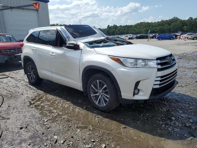 5TDJZRFH3HS426852 - 2017 TOYOTA HIGHLANDER SE WHITE photo 4