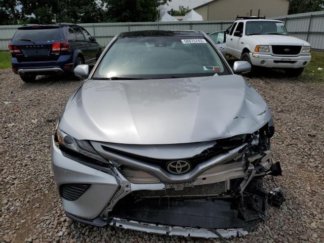 4T1BZ1HKXJU020997 - 2018 TOYOTA CAMRY XSE SILVER photo 5