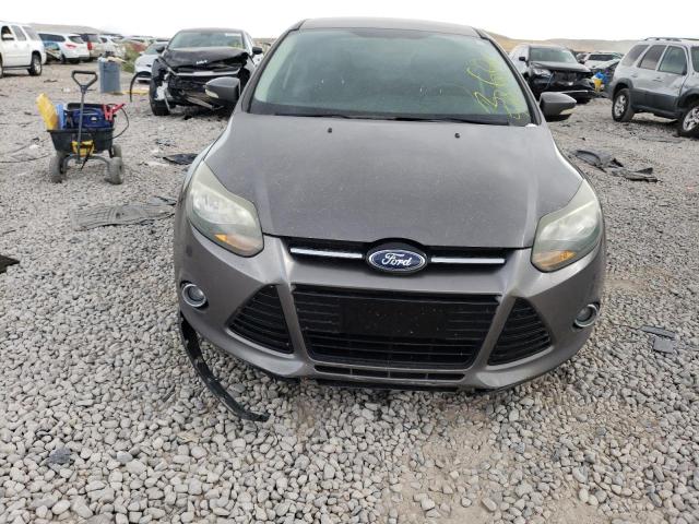 1FAHP3J29CL195153 - 2012 FORD FOCUS TITANIUM GRAY photo 5