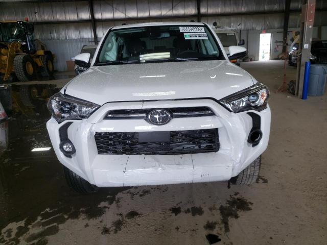 JTEMU5JR5P6142671 - 2023 TOYOTA 4RUNNER SE WHITE photo 5