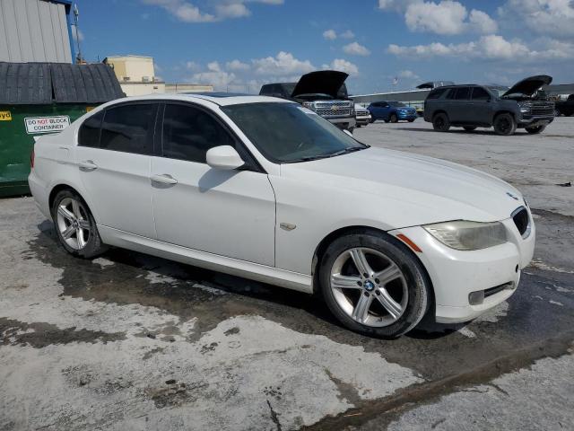 WBAPH7C53BE850215 - 2011 BMW 328 I WHITE photo 4