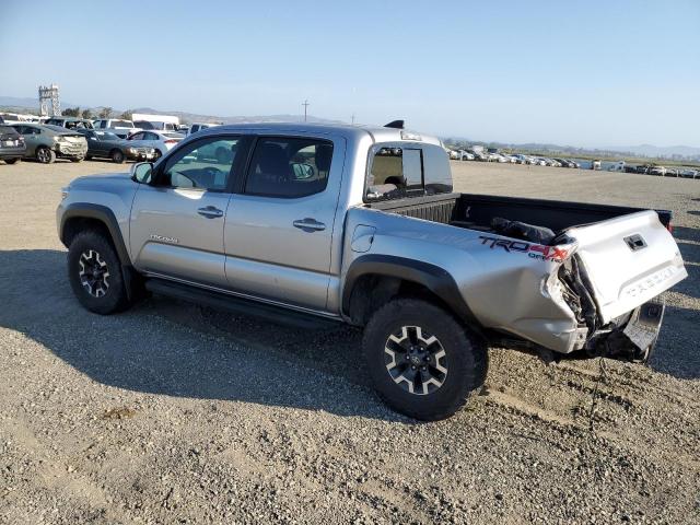 3TMCZ5AN2JM124604 - 2018 TOYOTA TACOMA DOUBLE CAB SILVER photo 2